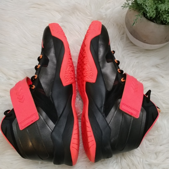 Nike Youth Lebron James Sneakers - Picture 4 of 8